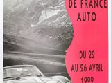 L'affiche du Salon de l'automobile du Tour de France montre une voiture roulant sur un circuit.