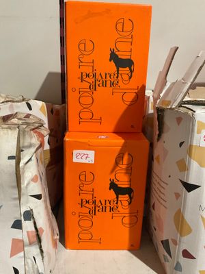 trois boîtes de nourriture pour chat posées les unes à côté des autres sur une table