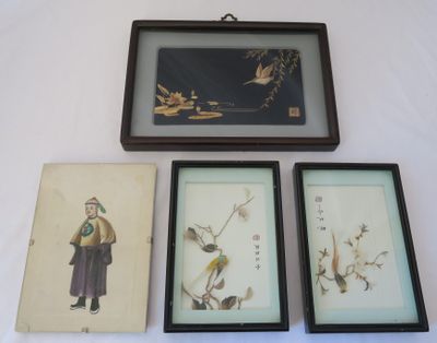 trois photos encadrées représentant des oiseaux et des fleurs sur un fond blanc