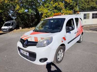 une camionnette blanche à rayures orange garée sur un parking