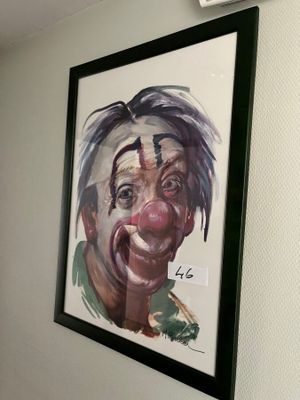 une photo d'un tableau représentant un clown accroché au mur