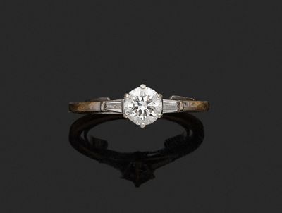 une bague sertie d'un diamant unique, agrémentée de diamants taille baguette