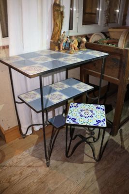 Deux tables à piètement en fer et plateaux à carreaux de faï… - Photo 1