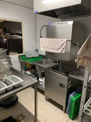 une cuisine équipée d'un évier, d'une cuisinière, d'un four et d'un lave-vaisselle