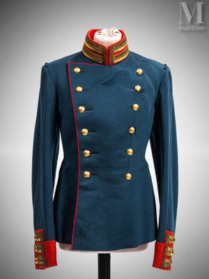 une veste militaire bleue avec des bordures rouges et des boutons dorés
