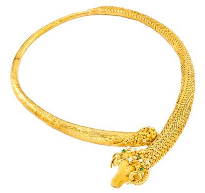 un gros plan sur un collier en or orné d'un serpent
