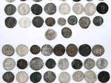 un assortiment de pièces d'argent et de bronze sur un fond blanc