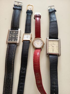 Quatre types de montres différents sont alignés sur une table