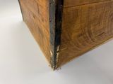 une boîte en bois munie d'une poignée