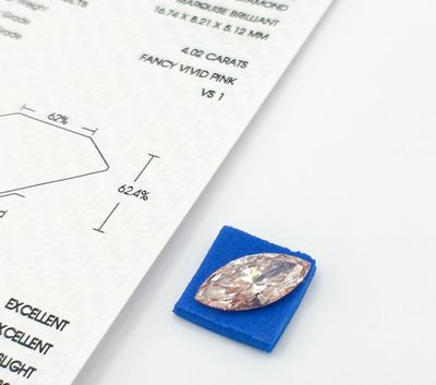 Diamant de synthèse taille marquise de 4,02 carats. Accompagné d'un ce