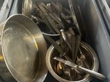 beaucoup de cuillères et de bols en argent dans une boîte