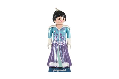La figurine porte une robe violette et un haut bleu.