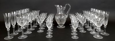 beaucoup de verres à vin et un pichet sur la table