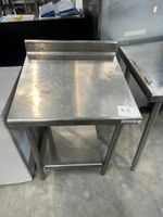 Table inox, dimensions 70x70x94 cm, 1 pied manquant, en l'ét…