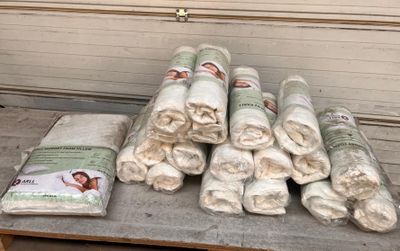 de nombreux rouleaux de papier toilette posés sur une table
