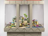 une vitrine contenant des Lego