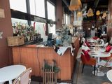 de nombreuses tables et chaises dans un restaurant avec un bar