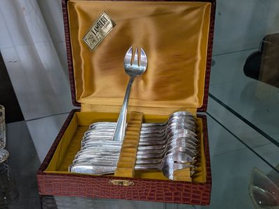 une boîte contenant de l'argenterie et une fourchette