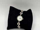 gros plan d'une montre-bracelet entourée d'une chaîne
