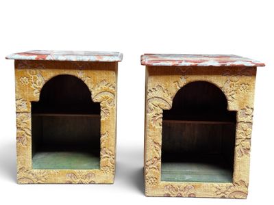 paire de bibliothèques en bois sculpté ornées de motifs rouges et jaunes