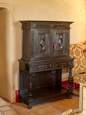 une armoire noire au milieu du salon