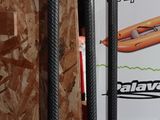 trois pagaies accrochées au mur les unes à côté des autres