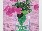 une peinture de fleurs dans un vase en verre sur une table
