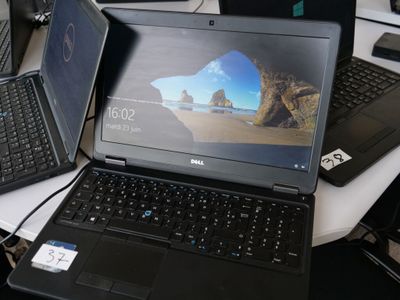 deux ordinateurs portables posés sur une table