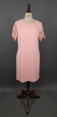 une robe rose sur un mannequin, un mannequin, un mannequin, un mannequin, un mannequin, un mannequin, un mannequin, un mannequin, un mannequin