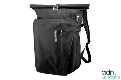 the back of a black backpack with a zipper on it