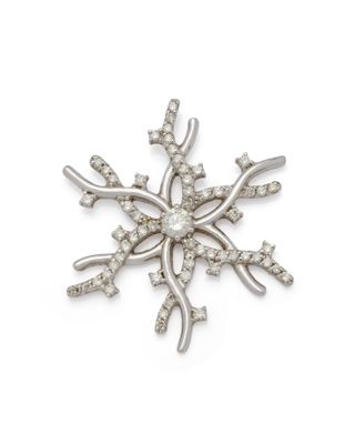 une broche en forme de flocon de neige sertie de diamants, signée Van Cleef