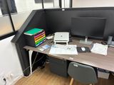un bureau sur lequel se trouvent un ordinateur, une imprimante et d'autres fournitures de bureau