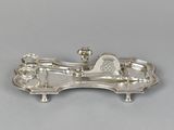 une assiette en argent ancien sur laquelle est représenté un cheval et une calèche