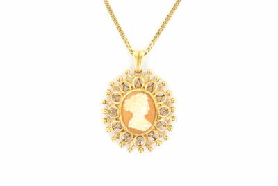 un pendentif camée en or jaune 18 carats serti de diamants
