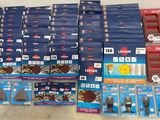 des cartons contenant des articles variés sont empilés les uns sur les autres
