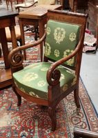 Fauteuil en acajou et placage d'acajou, à crosse.
