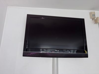 un téléviseur à écran plat fixé au mur d'une pièce
