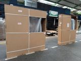 deux grands cartons qui se trouvent dans un entrepôt