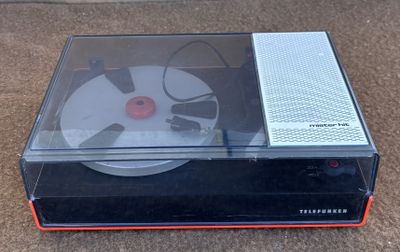 une photo d'un tourne-disque posé sur une table