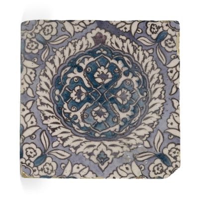 carreau bleu et blanc orné d'un motif floral