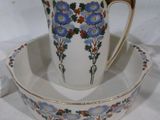 une tasse et une soucoupe posées sur une table blanche