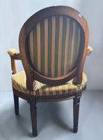 Fauteuil cabriolet en bois mouluré, à dossier médaillon, rep… (photo 3)
