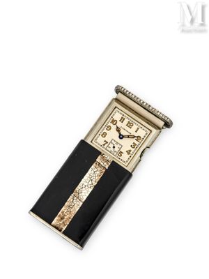 une montre dorée et noire sur fond blanc, avec un bracelet noir