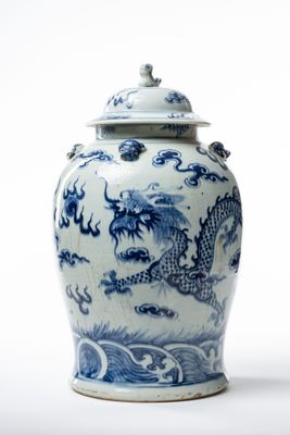 CHINE, XIXe siècle. Potiche balustre en porcelaine à décor e…