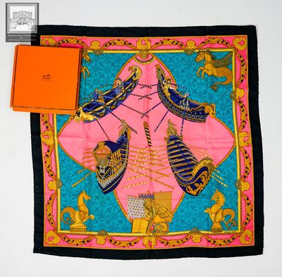 une écharpe rose et bleue avec des oiseaux dessus et une boîte orange