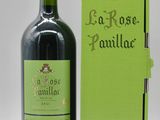la bouteille de vin est à côté de la boîte sur la table