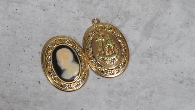 Pendentif photo ovale décor de camée, en or 18 carats 750 millièm...