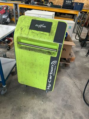 un réfrigérateur vert qui se trouve dans un garage