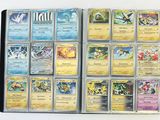 Il y a beaucoup de cartes Pokémon dans cette boîte.
