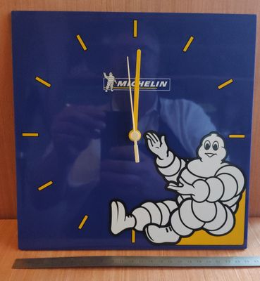 une image représentant une horloge sur laquelle figure un personnage de dessin animé